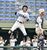 １回、那須清峰・小高の適時打で三走・柏木（左）が先制のホームイン＝エイジェックスタジアム、広瀬華撮影