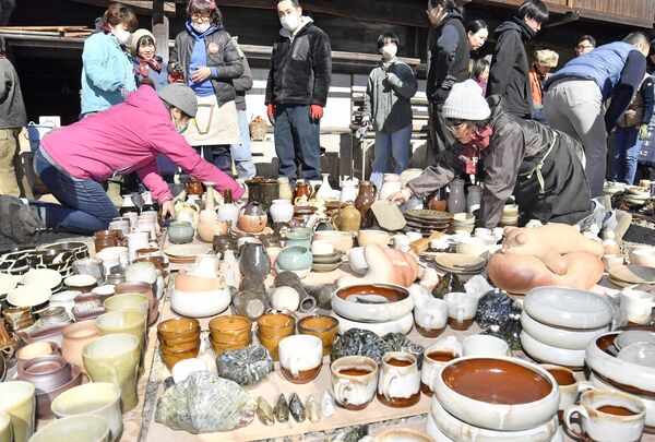 参加者たちの手で広場に運び出された作品