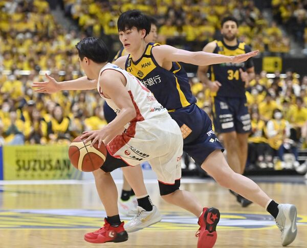 第４クオーター３分、ブレックスの小川（中央）が千葉Ｊの富樫をマークする＝日環アリーナ栃木、森田大地撮影