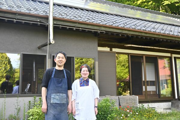 元町地域おこし協力隊員の高村さん（左）と妻桂子さん