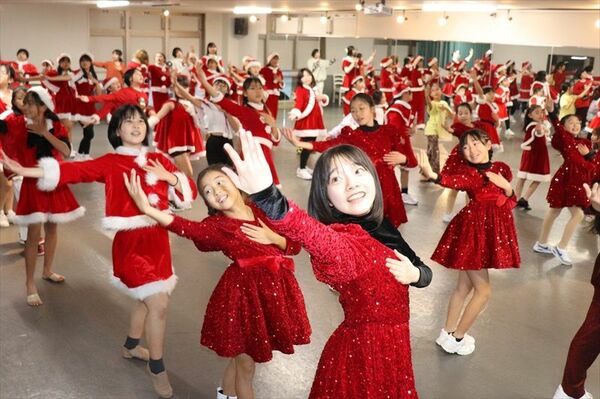 クリスマスパレードに向けて練習する子どもたち