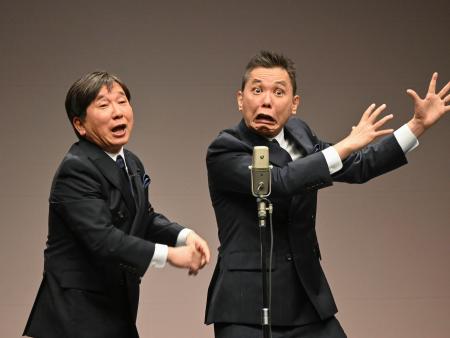 　「爆笑問題」の田中裕二（左）と太田光＝東京都内