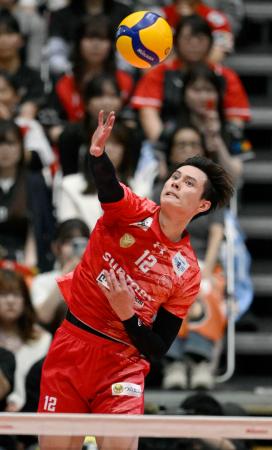 　サントリー―名古屋　第２セット、サーブを放つサントリー・高橋藍＝Ａｓｕｅアリーナ大阪