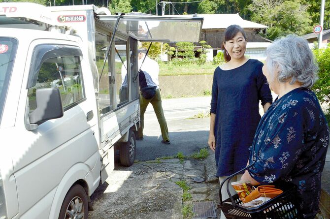 お客第1号の山根きみ子さんと会話をしながら体調を気遣うコミュニティーナースの坂本さん
