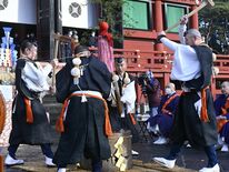 山伏たちが餅つき　新年に備え威勢よく　世界遺産・日光山輪王寺で「御供加…