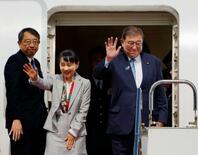 首相、韓国・釜山へ出発