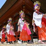 華やか稚児行列　鹿沼・医王寺で釈迦の生誕祝う「花まつり」