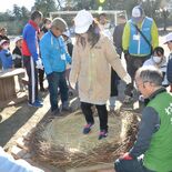 「内巣はやわらかくて気持ちいい」　コウノトリの気持ちで児童らが巣作り体…