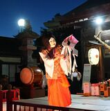 幽玄に舞を披露　都賀の鷲宮神社で「神楽の夕べ」