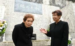 異国眠る父へ思いはせ