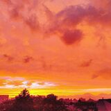 台風の影響も？　宇都宮の街や空が夕日でオレンジ色に　SNSでも話題
