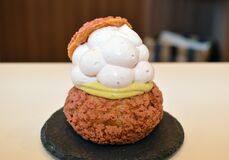 【グルメ探訪】濃厚な甘さ、程よい酸味　いちご×ピスタチオ　シューアラクレームカスタード（佐野）