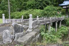 地元名草の石で建設