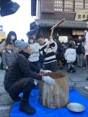 餅つきに挑戦する子ども