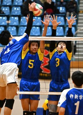 男子決勝、ブロックに跳ぶ足大付の佐藤（中央）、高岩（右）＝県南体育館