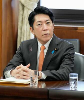 　参院内閣委に出席した佐藤官房副長官＝１８日午前