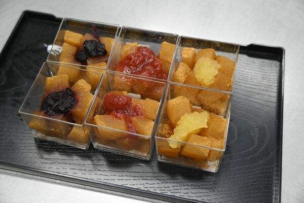 すずらん本舗と共同開発した「彩り果実　わらび餅」
