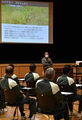 発表を終え、黒沢教授の話に耳を傾ける受刑者たち＝昨年12月下旬、さくら市喜連川