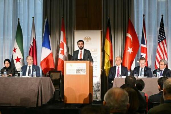 　国際タスクフォースの発足式典で演説する、シリア暫定政府のオラビ国連大使（中央）＝１８日、米ニューヨーク（共同）　