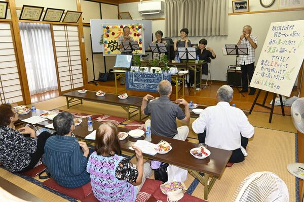手振りを交えながら演奏を堪能する参加者たち