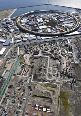 　大阪・関西万博の会場（上）に隣接するＩＲ予定地＝９月、大阪市此花区の夢洲
