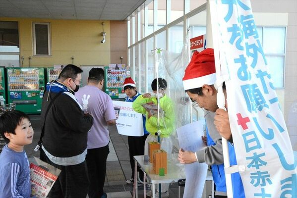募金を呼びかける高校生ら＝９日午後０時５５分、宇都宮市陽東６丁目