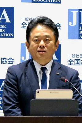 記者会見する全国銀行協会の加藤勝彦会長=18日午後、東京都千代田区