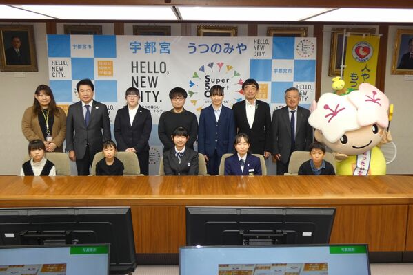表彰状などを受け取った受賞者ら