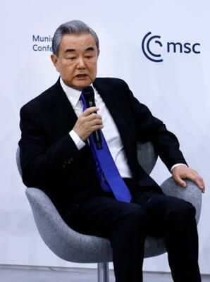 　１４日、ミュンヘン安全保障会議で話す中国の王毅外相＝ドイツ・ミュンヘン（ゲッティ＝共同）