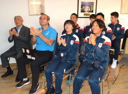 五輪競技に決まり、拍手する日本クリケット協会関係者と選手たち＝16日午後４時50分、佐野市国際クリケット場内
