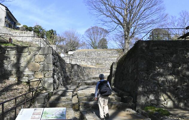 石垣が高く積まれ、敵を威圧する「大手虎口」