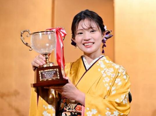 　囲碁の第４４期女流本因坊就位式で、賞杯を手にする藤沢里菜女流本因坊＝３０日午後、東京都内のホテル