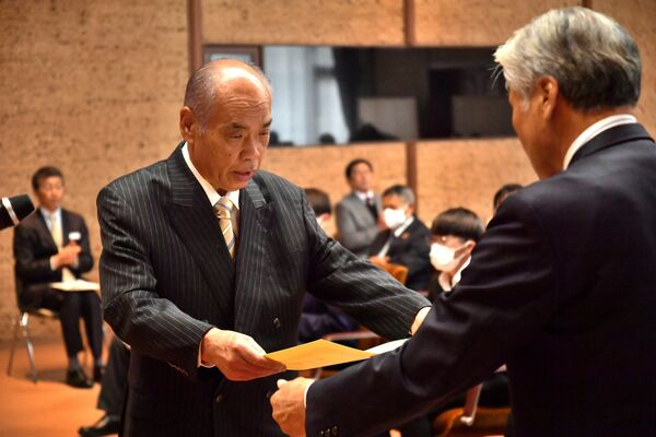 福田知事（右）から表彰状を受け取る受賞者＝県公館