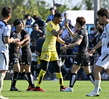 試合に勝利して首位となり、喜ぶ栃木シティの選手たち＝３日午後４時、栃木市岩舟町三谷、森田大地撮影