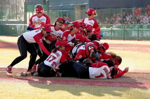 　ビックカメラ高崎を破り３連覇を果たし、マウンドで喜ぶトヨタナイン＝ジャイアンツタウンスタジアム