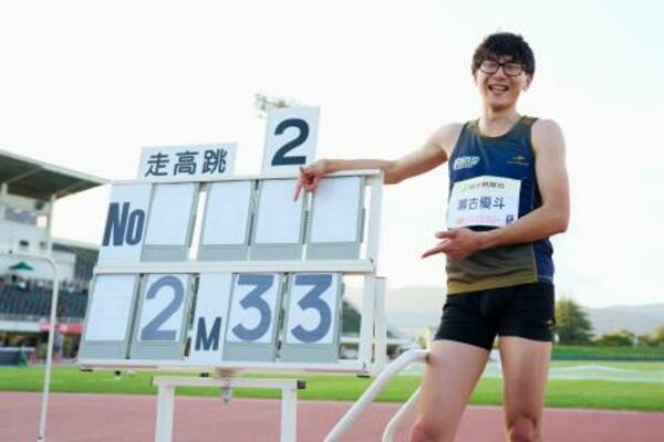 　男子走り高跳びで２メートル３３をマークし優勝した瀬古優斗＝福井県営陸上競技場