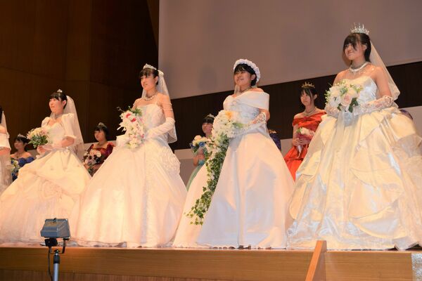 自作のウエディングドレスをまとってステージに立つ生徒たち