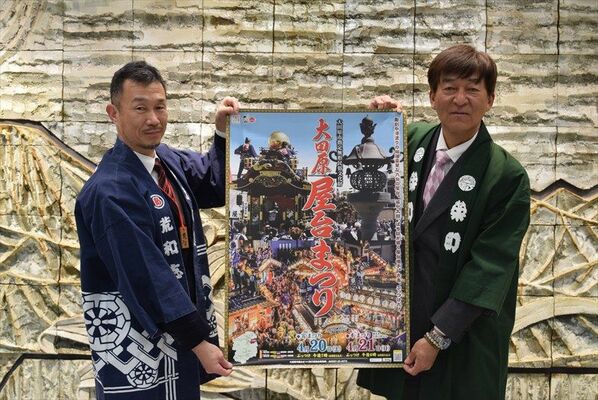 大田原屋台まつりをＰＲした平山実行委員長（右）＝22日午後、下野新聞社