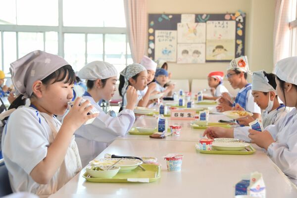 ランチルームで給食を食べる児童