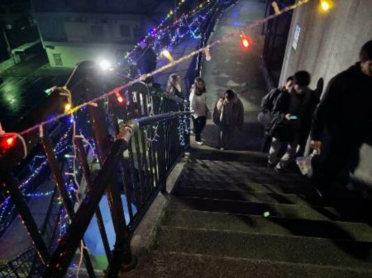 ライトアップされた高台で行われた避難訓練=13日夜、高知県須崎市