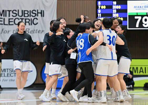 ７年ぶりの優勝を決め歓喜する白鴎大の選手たち＝10日午後６時50分、代々木第二体育館