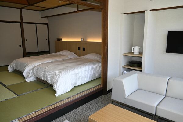 和モダンのトーンに改修された特別室＝26日午後、那須塩原市