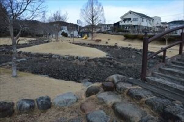 中心部に岩場が広がる清水川せせらぎ公園