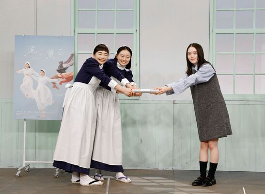 セレモニーで高石あかりさん（右）からバトンを受け取る見上愛さん（左）と上坂樹里さん＝13日、東京都渋谷区