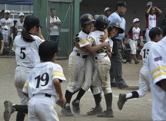 逆転サヨナラ勝ちに大喜びする姿川第一クラブナイン＝芳賀Ａ球場