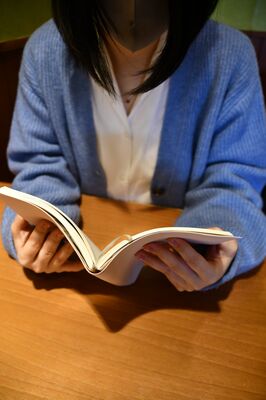 性暴力被害を打ち明ける女性。「人権よりも大切なものはない」と訴えた＝４月下旬、県央