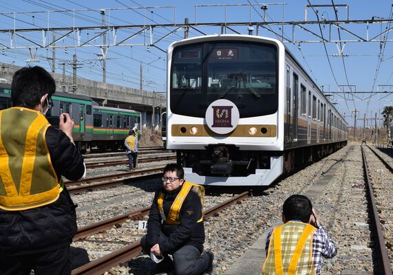 「いろは」の撮影を楽しむ鉄道ファン