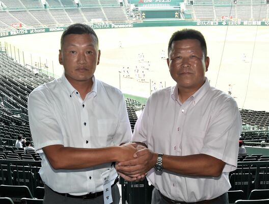 握手を交わす文星付の高根澤監督（右）と宮崎学園（宮崎）の崎田監督＝甲子園球場