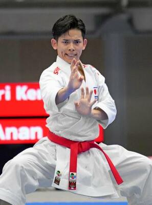 　男子個人形決勝　演武する森健司＝東京武道館