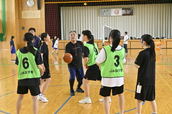 馬頭中女子バスケットボール部で指導に当たる関谷さん（中央）